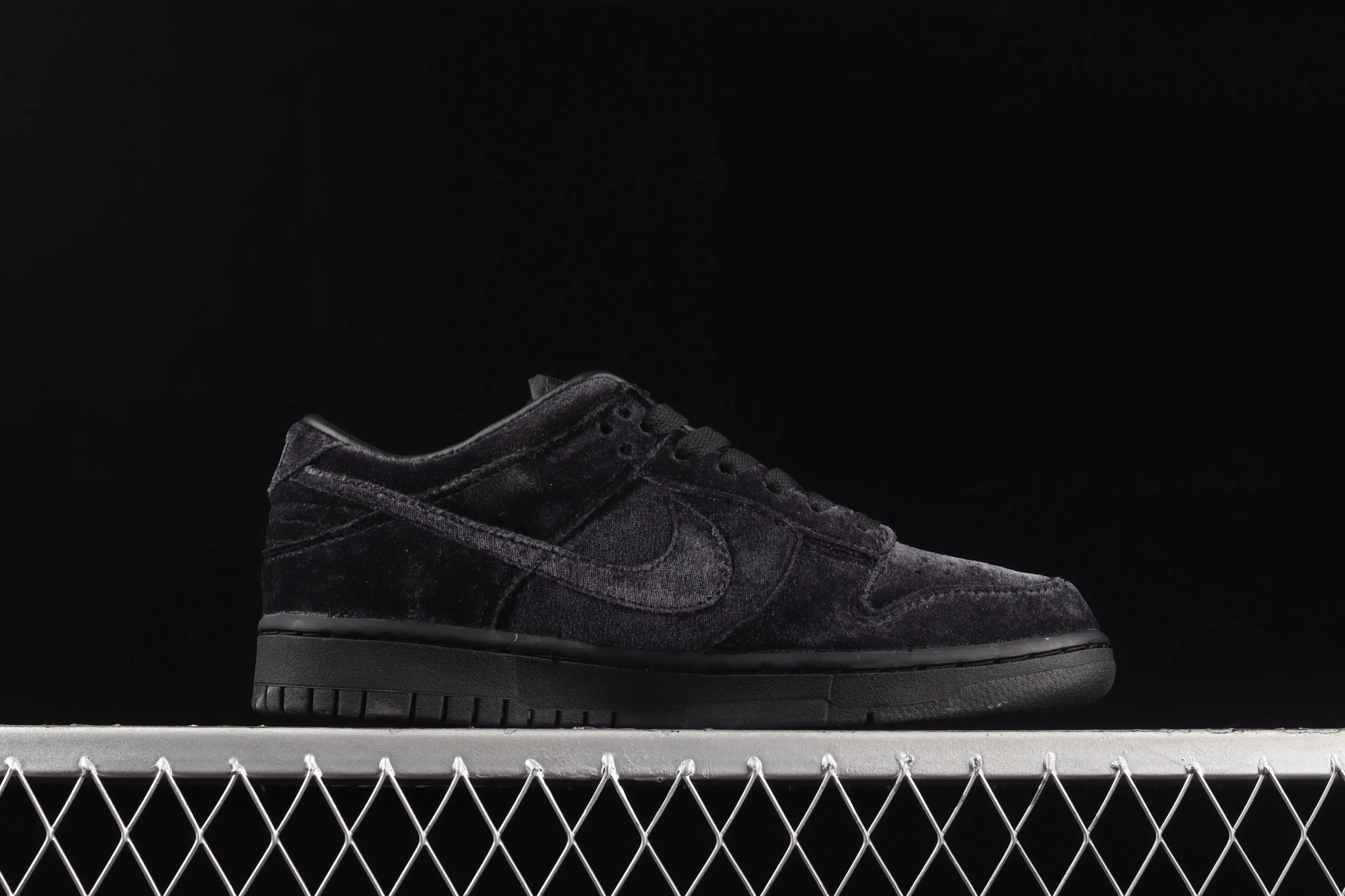 All categories Nk SB Dunk Series Nk SB Dunk Low Low-top skate shoes Pure original version Dover Street Market x Nk Dunk Low "Triple Black" Black Valentine's Day SB Dunk Series low-top skate shoes DH2686-002